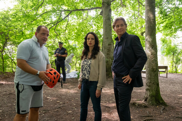 Der neue Kommissar Caspar Bergmann (Thomas Heinze) und Annabell Lorenz (Stephanie Stumph, M.) an ihrem ersten gemeinsamen Tatort.