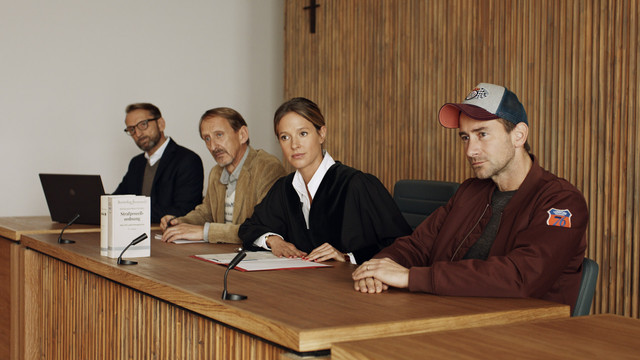 In unkonventionellem Outfit muss sich Charlie (Markus Stoll, r.) erst noch an seine neue Aufgabe als Schöffe gewöhnen.