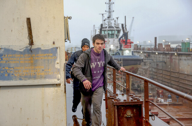 Lisa Cunnigham (Cynthia Micas) verfolgt Schwarzarbeiter Dmitri (Bogdan Iancu) im Trockendock.