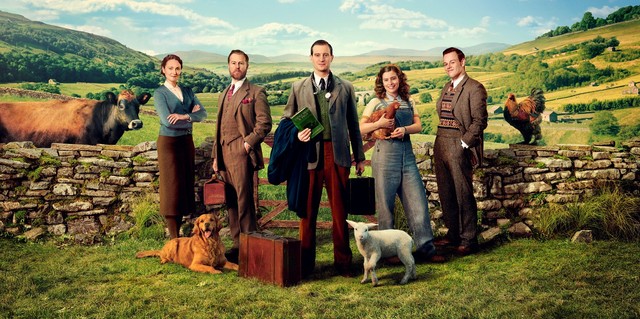 Der Cast: Mrs. Hall (Anna Madeley), Siegfried Farnon (Samuel West), James Herriot (Nicholas Ralph), Helen Alderson (Rachel Shenton) und Tristan Farnon (Callum Woodhouse)
