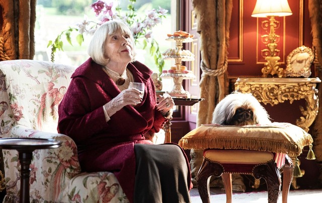 Die enorm wohlhabende Witwe Pumphrey (Diana Rigg) meint es mit ihrem geliebten Hund Tricki-Woo (Derek) zu gut.