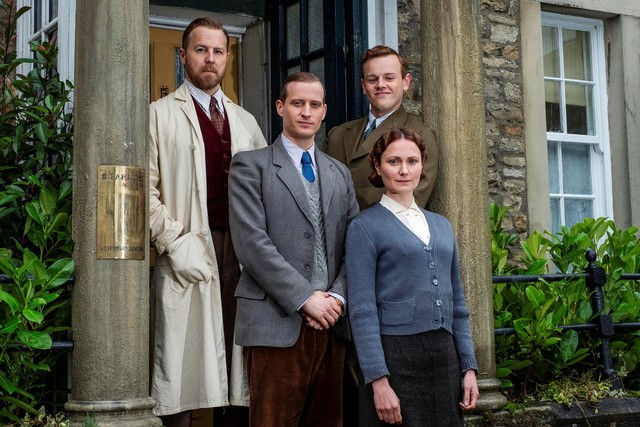 Die vier Bewohner von Skeldale House: Siegfried Farnon (Samuel West), James Herriot (Nicholas Ralph), Tristan Farnon (Callum Woodhouse) und Mrs. Hall (Anna Madeley)