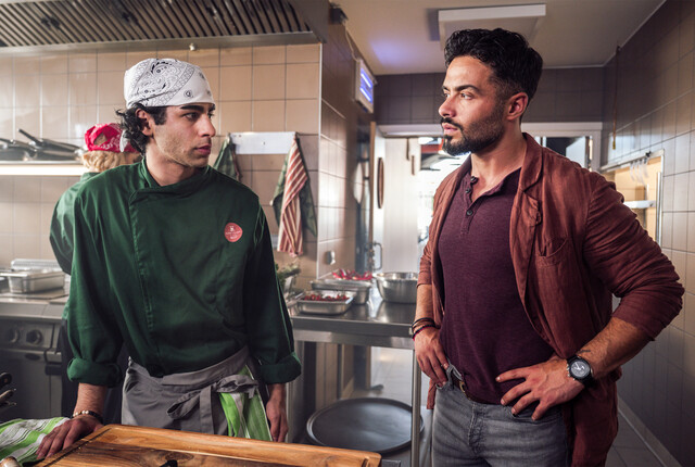 In der "Kleinen Freiheit" nordet Bew&auml;hrungshelfer Tayfun Can (Aram Arami) seinen leichtfertigen Bruder Momo (Doguhan Kabadayi, l.) ein.