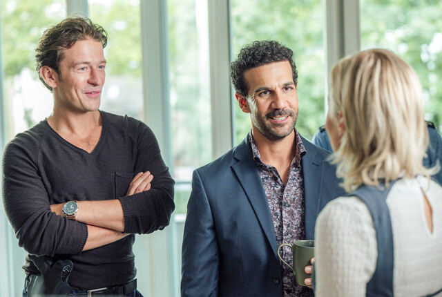 Sandro Armato (Daniele Rizzo) beeindruckt Hanno Berger (Stefan Gorski, l.) und Elisa Santori (Olga von Luckwald) - mit freundlichen Erz&auml;hlungen &uuml;ber seine italienische Heimat und d&uuml;steren Berichten &uuml;ber die Mafia.