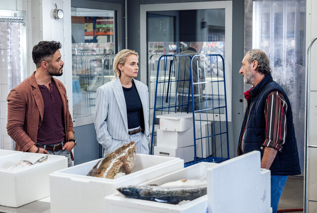 Sozialarbeiter Tayfun Can (Aram Arami) beobachtet, wie Elisa Santori (Olga von Luckwald) auf Fischh&auml;ndler Massimo (Claudio Caiolo, r.) reagiert.