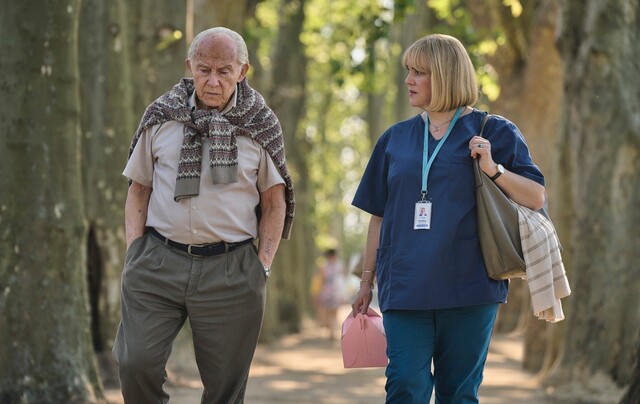 Im Gespräch in Melbourne: Lali (Harvey Keitel) mit Heather Morris (Melanie Lynskey).