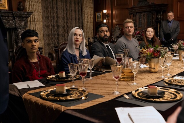 Schock am Dinnertisch (v. l.): Prospero (Sauriyan Sapkota), Camille (Kate Siegel), Napoleon und Tamerlane Usher (Samantha Sloyan, neben Matt Biedel) erfahren, dass ein Kopfgeld auf sie ausgesetzt wurde. Rechts als Anwalt: Mark "Luke Skywalker" Hamill