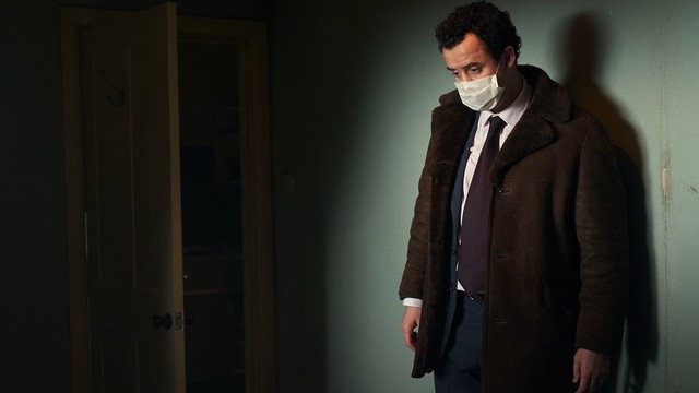 Maskenpflicht im Verwesungsdunst: DCI Jay (Daniel Mays) verschlägt es den Atem.