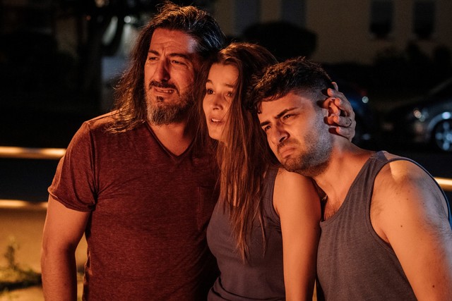 Familie Oktay muss hilflos mitansehen, wie ihr kleines Restaurant niederbrennt - Vater Tarek (Erdal Gürcü) mit seinen Kindern Cansu (Lara Aylin Winkler) und Tarek (Volkan Isbert)