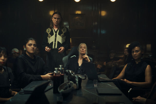Gruppenbild mit Vampiren (Lars Eidinger, hinten, Jenny Schily, Mitte)