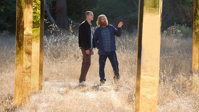 Sergei (Karl Glusman, l.) mit Forest (Nick Offerman) vor dem Eingang zum Allerheiligsten, dem eigenen Gebäude der "Devs"-Abteilung