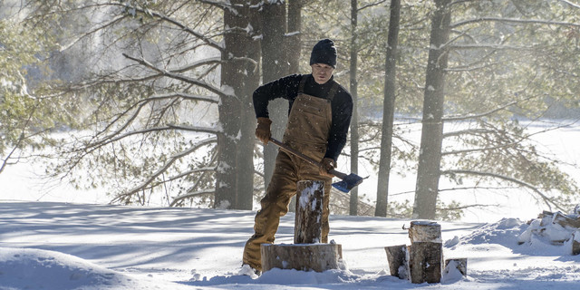 Hackt immer noch, zumindest Holz: Dexter Morgan in wetterfester Latzhose.