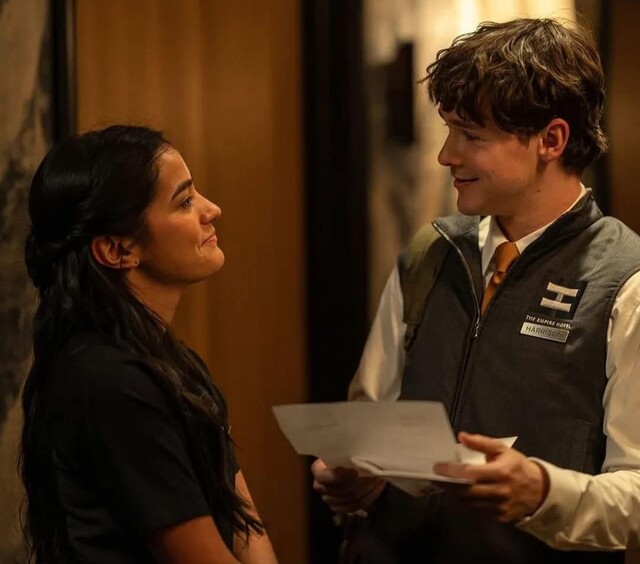 Beginn eines Lebens als rechtschaffener Bürger? Harrison (Jack Alcott) arbeitet mit Elsa (Emilia Suárez) in einem Luxushotel.