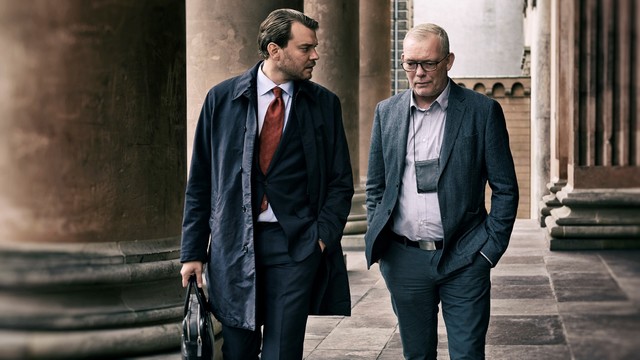 Der Leiter des Morddezernats Jens Møller (Søren Malling, r.) mit Staatsanwalt Jakob Buch-Jepsen (Pilou Asbæk)