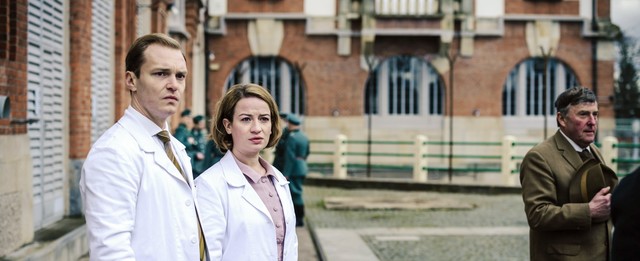 Dr. Alexander Nowack (Max Wagner, l.) und Dr. Ella Wendt (Nina Gummich, 2. v. l.) in der dritten Staffel von "Chrité".