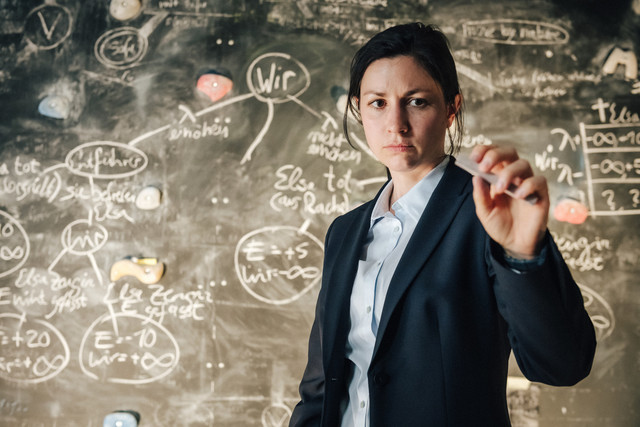Protagonistin Vera Schröder (Eva Meckbach) in "Decision Game"