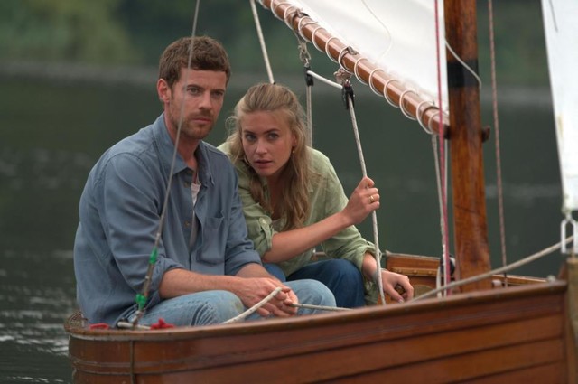 Der traumatisierte David Hunter (Harry Treadaway) findet Halt bei Dorflehrerin Jenny Krause (Jeanne Goursaud).
