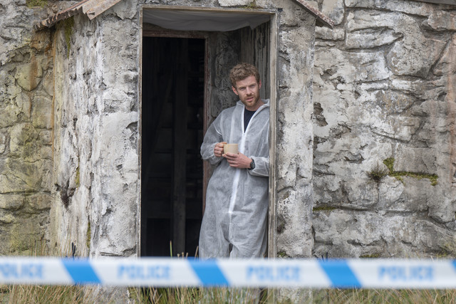 In diese Schutzkleidung wollte David Hunter (Harry Treadaway) eigentlich nicht mehr schlüpfen.