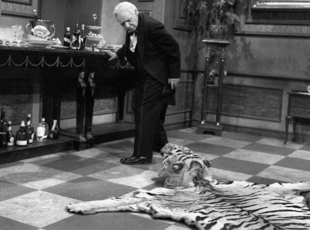 Butler James (Freddie Frinton) und sein Endgegner, der Tigerkopf