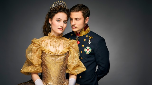 Dominique Devenport (Sisi) und Jannik Schümann (Franz)