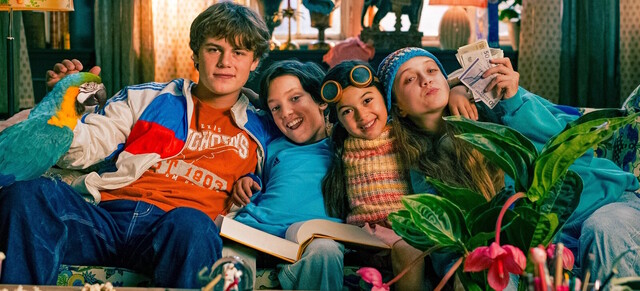 Die vier Geschwister Tristan (Alfred Nordh&oslash;j Kann, links), Kirk (Alfred Rivera 2. v. l.), Petra (Amelia Ahmad Abdullatif 2. v. r.) und Katinka (Ida Skelb&aelig;k-Knudsen rechts) und Captain, ihr Papagei haben viel Spa&szlig; miteinander in ihrer gem&uuml;tlichen Wohnung in der Silberstra&szlig;e.