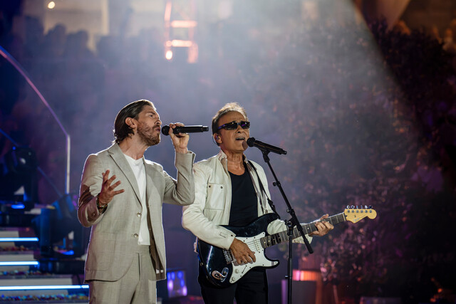 Joey Heindle (l.) singt mit F. R. David