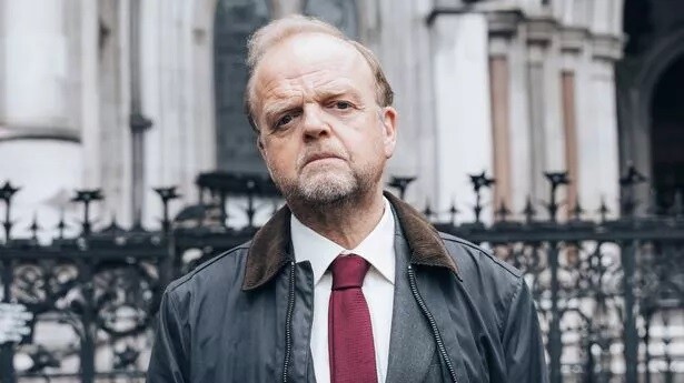 Toby Jones als Mr. Bates