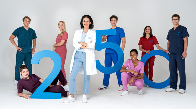 Ein Grund zu feiern: Die 250. Folge der "jungen Ärzte" läuft am 29. April.