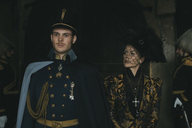 ... doch auf Franz (Philip Froissant) und Elisabeth (Devrim Lingnau) warten zahlreiche Herausforderungen und Schicksalsschläge.