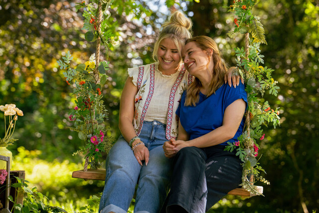 C&eacute;line Huber (Beatrice Egli, l.) und Lilli Lamminger (Pina K&uuml;hr)