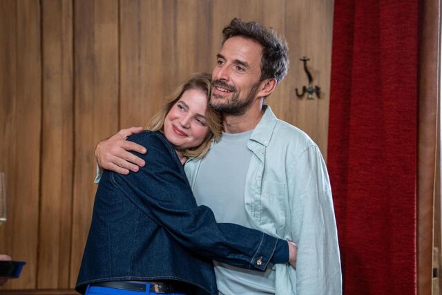 Julia (Rike Schmid) und Sebastian (Max Alberti)