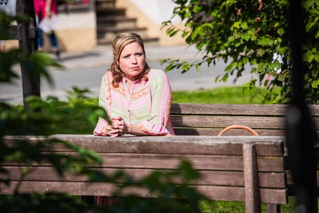 Dr. Sarah König (Caroline Frier) kehrt nach Wiesenkirchen zurück.