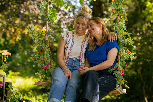 Céline Huber (Beatrice Egli, l.) besucht ihre alte Freundin Lilli Lamminger (Pina Kühr)