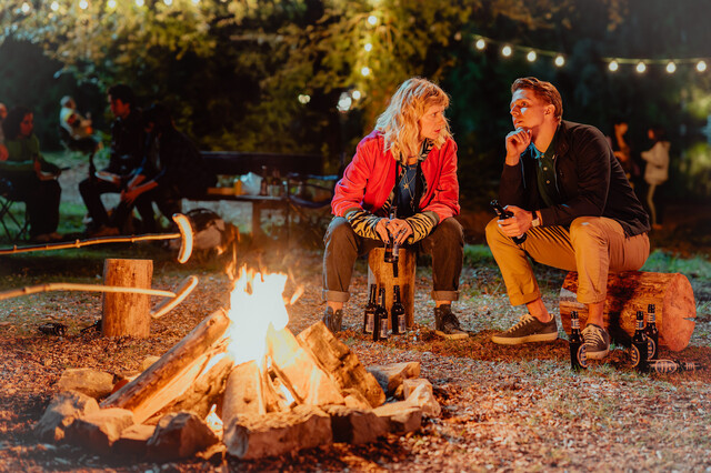 Quereinsteigerin Conny (Caroline Peters) und ihr Kollege Arndt (Merlin Rose) sinnieren am Lagerfeuer über ihre Zukunft.