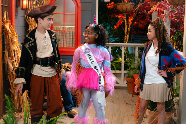 Roman (Alkaio Thiele), Winter (Taylor Cora) und Billie (Janice LeAnn Brown, r.) wollen Halloween feiern.