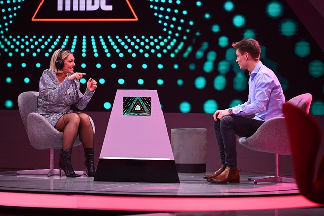 Aktionsspiel: Ruth Moschner muss Spielpartner Tim Begriffe erklären, während ihr laute Musik auf die Ohren gespielt wird.