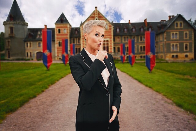 Sonja Zietlow vor dem Schloss in Frankreich