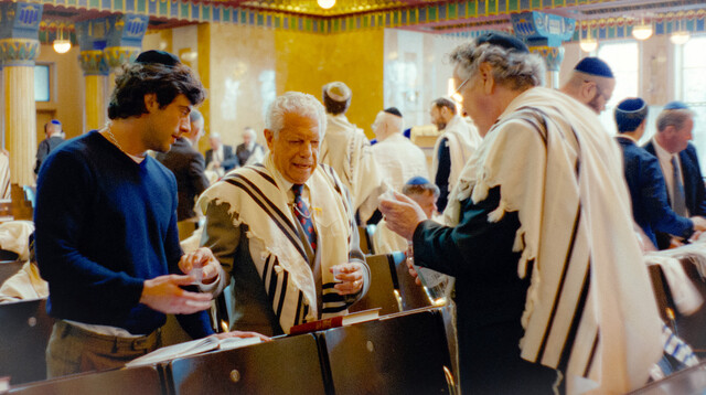 Symcha (Mike Burstyn, 2. v. l.) geht mit Enkel Samuel (Aaron Altaras, l.) in die Synagoge.