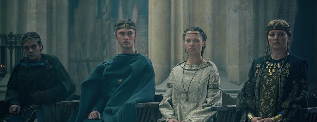 Die zweite Reihe der Königsfamilie von Burgund: (v.l.) Gernot (Béla Gabor Lenz), Giselher (Alessandro Schuster), Kriemhild (Lilja van der Zwaag) und Königin Ute (Jördis Triebel).