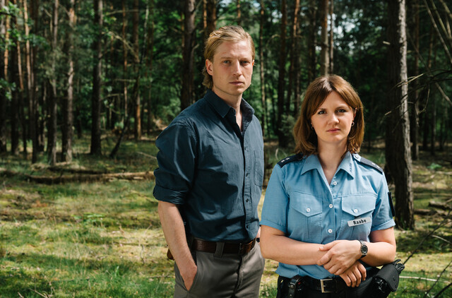 "Der Krimi aus Brandenburg" mit Alina Stiegler (r.) und Anton Raabe (l.)