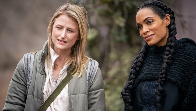 In Rose (Mamie Gummer, links) findet Alma (Rosario Dawson, rechts) rasch eine Verbündete.