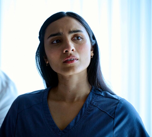 Ist ihrer einstigen Chefin gegenüber immer noch skeptisch: Dr. Sonya Maitra (Anya Banerjee).