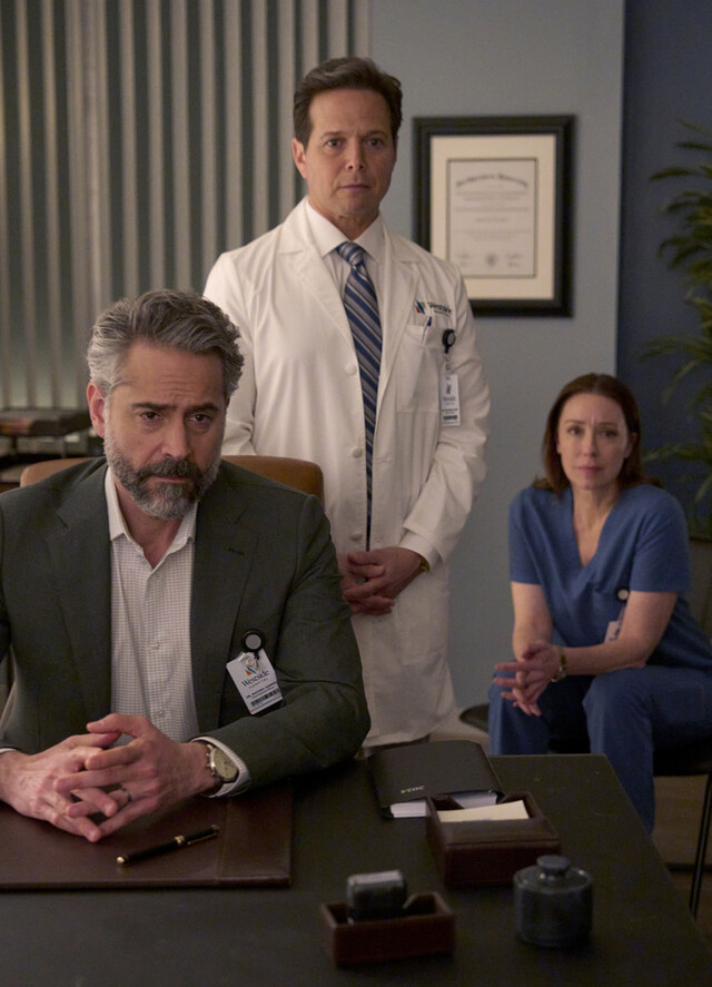 Klinik-Vorstand Dr. Hamda (Omar Metwally, l.) installiert Dr. Miller (Scott Wolf) als Nachfolger von Amy. Die weiß mehr über Miller, als dem lieb ist.