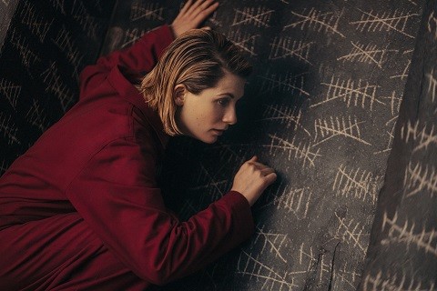Der Doctor (Jodie Whittaker) befindet sich augenscheinlich schon seit längerer Zeit im Alien-Gefängnis...