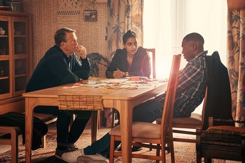Graham (Bradley Walsh), Yaz (Mandip Gill) und Ryan (Tosin Cole) sitzen in Sheffield und überlegen, wie es für sie weitergeht.