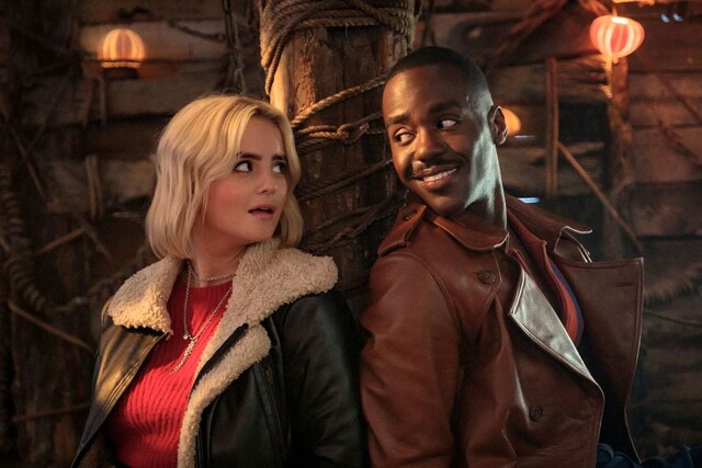 Der Doctor (Ncuti Gatwa, r.) und seine neue Begleiterin Ruby Sunday (Millie Gibson) in ihrem ersten Abenteuer, "The Church on Ruby Road"