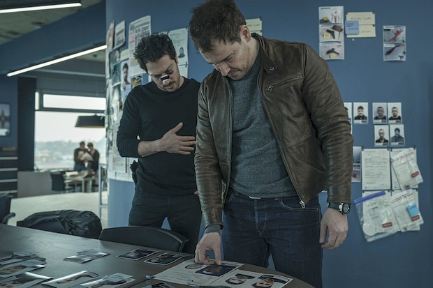 Erol Birkan (Fahri Yardım, Vordergrund links) und Kollege Kurt Grimmer (Felix Kramer) in einer Besprechung