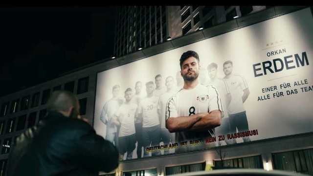 Eigentlich sollte der fiktive Fußballspieler Orkan Erdem für Völkerverständigung werben...