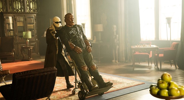 Anfangs fehlt Robotman noch die Kontrolle über seinen neuen physischen Körper und er ist auf Hilfe angewiesen - wie etwa vom ehemaligen Testpiloten Larry Trainor aka Negative Man