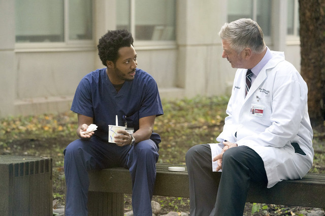 Dr. Robert Henderson (Alec Baldwin, rechts) befragt den OP-Pfleger Josh Baker (Hunbert Point-Du Jour) wegen Duntsch.